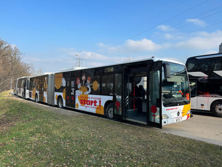 Signalétique sur bus pour le forum START!.