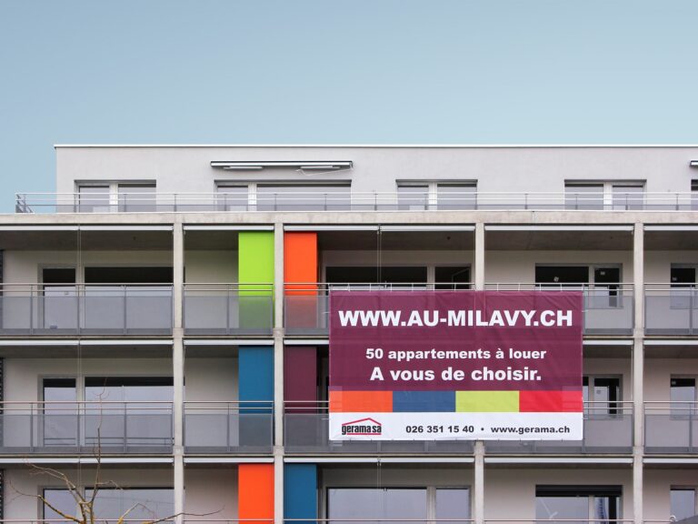 Bâche pour un complexe immobilier de Gerama SA, graphiste Fribourg.